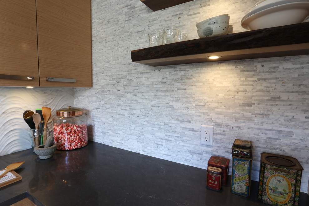 Idée de décoration pour une cuisine encastrable minimaliste en U et bois clair avec un évier 1 bac, un placard à porte plane, une crédence grise, une crédence en mosaïque, parquet clair et aucun îlot.