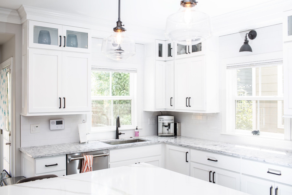 Lantlig inredning av ett mellanstort vit vitt kök, med en undermonterad diskho, skåp i shakerstil, vita skåp, bänkskiva i kvarts, vitt stänkskydd, stänkskydd i keramik, rostfria vitvaror, mellanmörkt trägolv, en köksö och brunt golv
