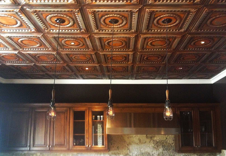 Kitchen - traditional kitchen idea in Tampa