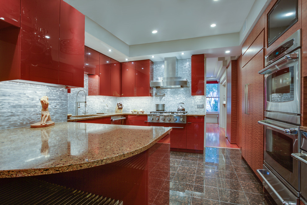 Bild på ett avskilt, litet funkis u-kök, med en undermonterad diskho, släta luckor, röda skåp, bänkskiva i kvarts, stänkskydd med metallisk yta, stänkskydd i metallkakel, rostfria vitvaror, marmorgolv och en halv köksö