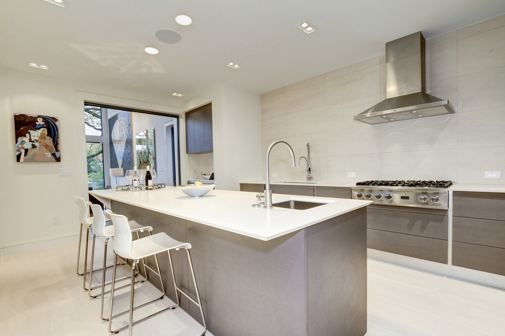 Esempio di un cucina con isola centrale minimal con lavello sottopiano, ante lisce, ante grigie e elettrodomestici in acciaio inossidabile