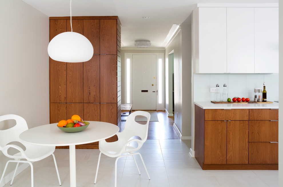 Immagine di una cucina moderna di medie dimensioni con ante lisce