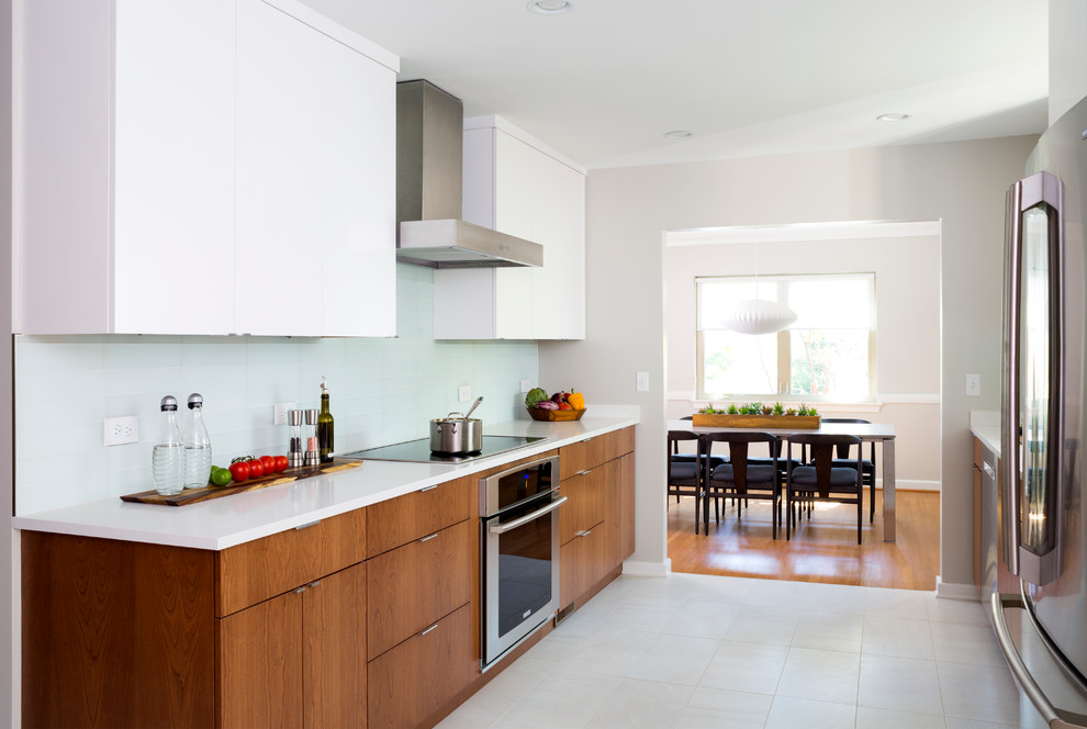 Immagine di una cucina minimalista di medie dimensioni con ante lisce
