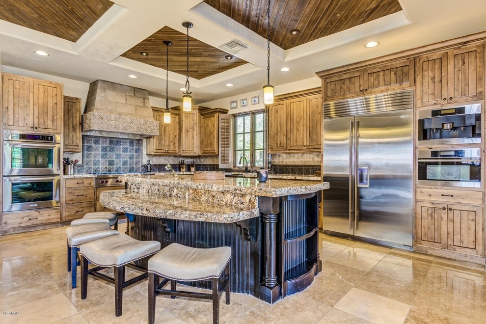 Foto på ett mycket stort medelhavsstil flerfärgad l-kök, med granitbänkskiva, flerfärgad stänkskydd, stänkskydd i keramik, rostfria vitvaror, en köksö, beiget golv och skåp i mellenmörkt trä