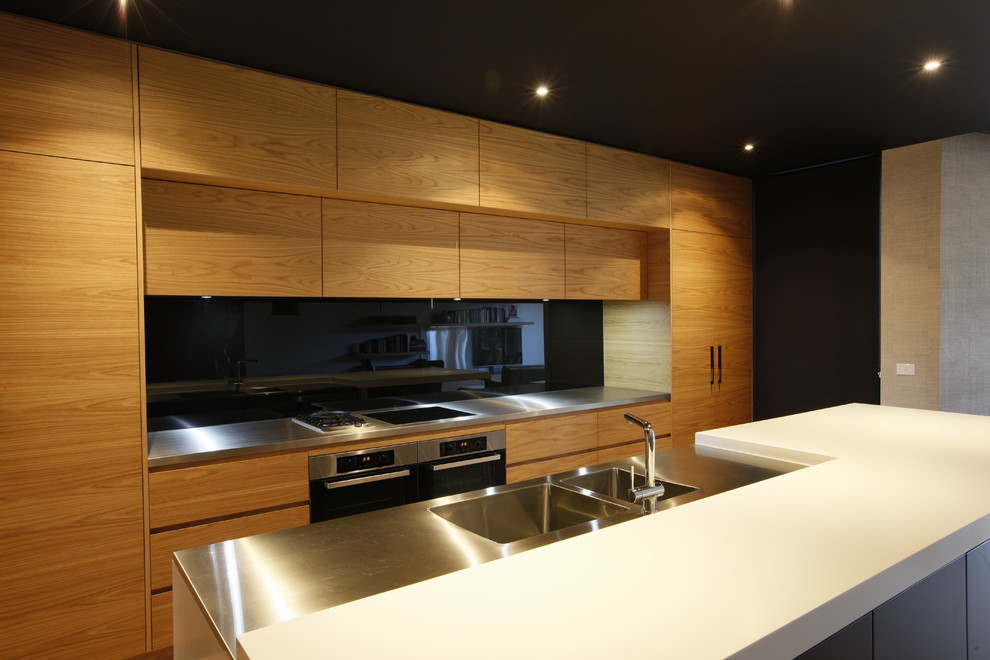 Moderne Küche mit integriertem Waschbecken und Edelstahl-Arbeitsplatte in Melbourne