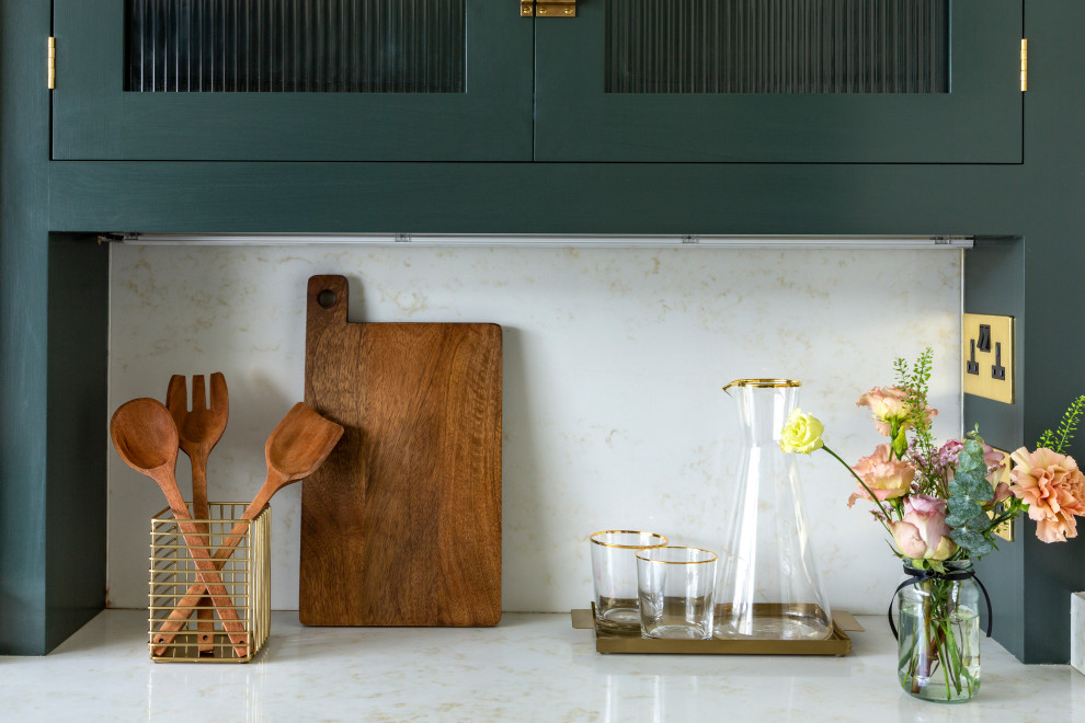 Foto på ett mellanstort eklektiskt vit linjärt kök och matrum, med en rustik diskho, skåp i shakerstil, gröna skåp, bänkskiva i kvartsit, stänkskydd med metallisk yta, stänkskydd i marmor, svarta vitvaror, mörkt trägolv, en köksö och brunt golv