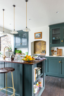 75 Kitchen with Green Cabinets and Black Backsplash Ideas You'll Love -  January, 2024