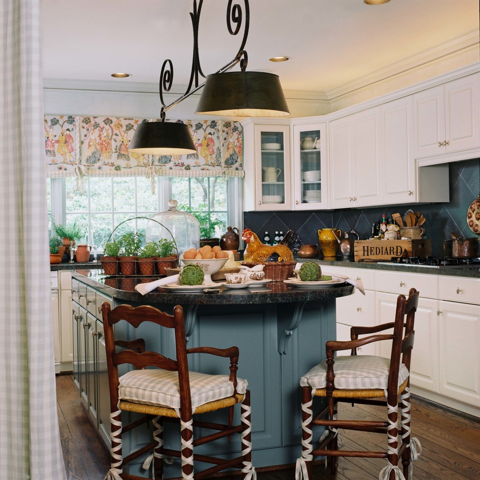 Inredning av ett klassiskt mellanstort kök, med stänkskydd i keramik, en köksö, en nedsänkt diskho, luckor med upphöjd panel, vita skåp, bänkskiva i kalksten, blått stänkskydd, rostfria vitvaror och mörkt trägolv