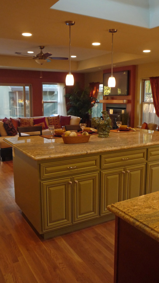 Offene Rustikale Küche mit Granit-Arbeitsplatte, Küchengeräten aus Edelstahl, braunem Holzboden und Kücheninsel in San Francisco
