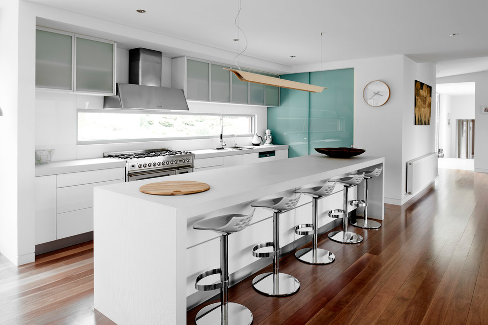 Immagine di un cucina con isola centrale design