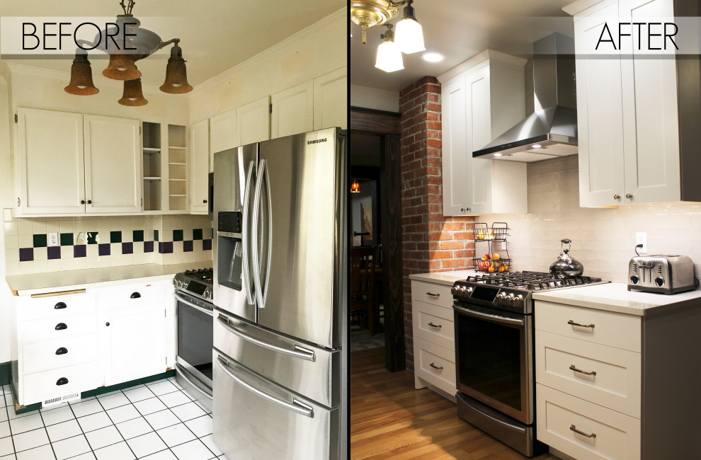 Idéer för att renovera ett litet amerikanskt vit vitt kök, med en rustik diskho, skåp i shakerstil, vita skåp, bänkskiva i kvarts, grått stänkskydd, stänkskydd i tunnelbanekakel, rostfria vitvaror och ljust trägolv