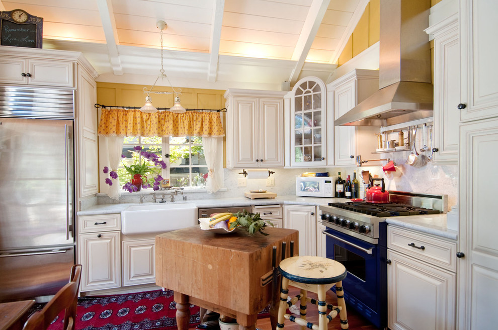 Источник вдохновения для домашнего уюта: угловая кухня в классическом стиле с с полувстраиваемой мойкой (с передним бортиком), мраморной столешницей, белыми фасадами, белым фартуком, цветной техникой и фартуком из мрамора