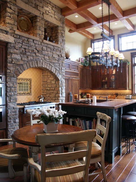 Exempel på ett stort klassiskt kök, med luckor med infälld panel, skåp i slitet trä, träbänkskiva, gult stänkskydd, stänkskydd i keramik, rostfria vitvaror, mellanmörkt trägolv och en köksö