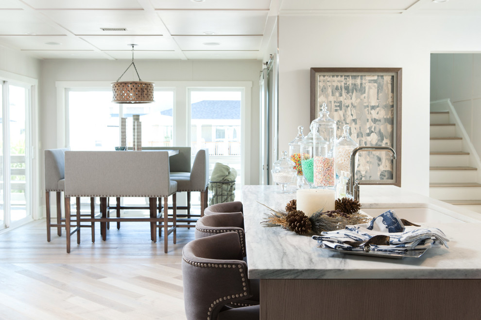 Источник вдохновения для домашнего уюта: большая прямая кухня в морском стиле с обеденным столом, накладной мойкой, светлым паркетным полом и островом