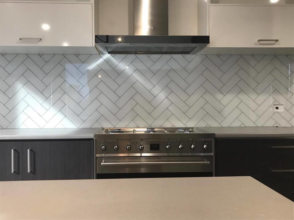 Einzeilige, Kleine Moderne Wohnküche mit Unterbauwaschbecken, Küchenrückwand in Weiß, Glasrückwand, Küchengeräten aus Edelstahl und Kücheninsel in Sydney