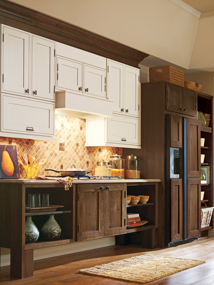 Cette image montre une cuisine américaine parallèle traditionnelle de taille moyenne avec un placard à porte plane, une crédence marron et parquet clair.