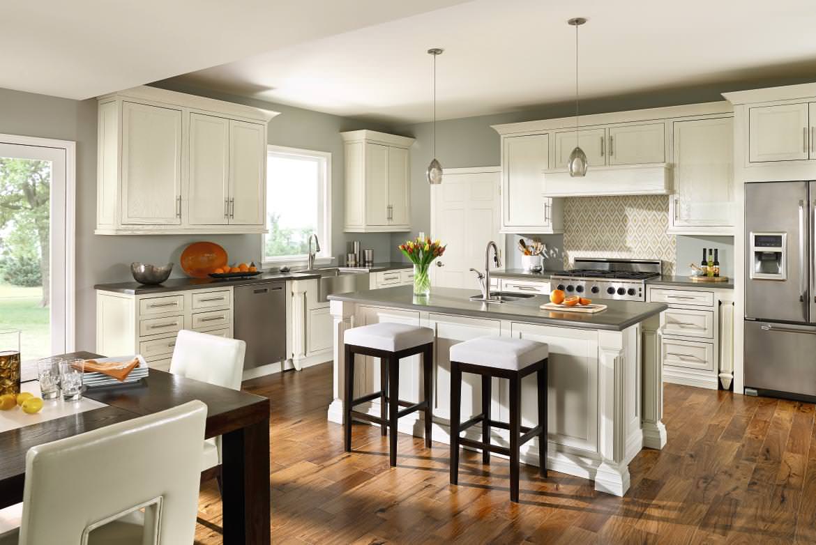 https://st.hzcdn.com/simgs/pictures/kitchens/decora-cabinets-inset-white-kitchen-masterbrand-cabinets-inc-img~68b1b00103bd9eaf_16-1906-1-59373bc.jpg