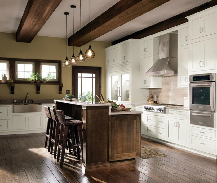 Exempel på ett rustikt kök, med luckor med infälld panel, vita skåp, beige stänkskydd, en köksö och brunt golv