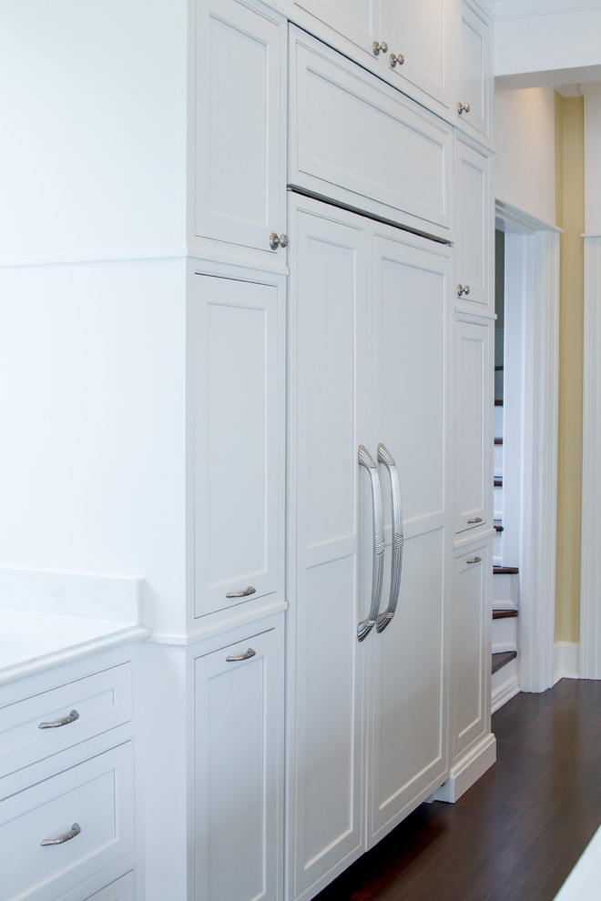 Ejemplo de cocina comedor tradicional renovada con armarios con rebordes decorativos, puertas de armario blancas, salpicadero blanco y electrodomésticos de acero inoxidable