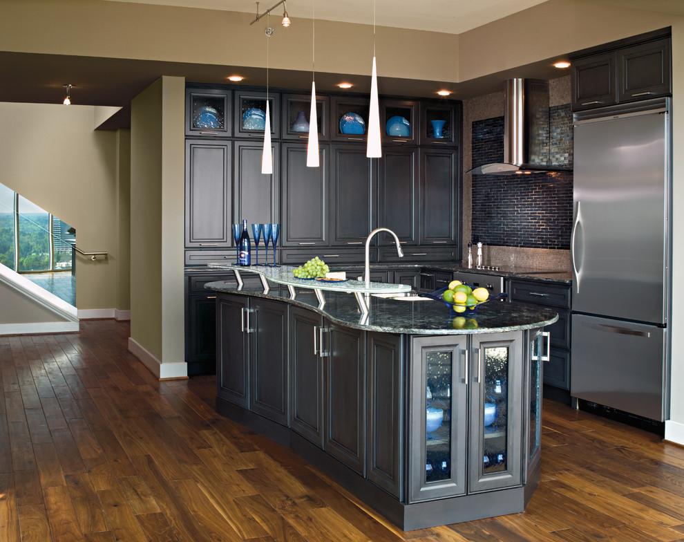 Esempio di una cucina minimal con ante grigie, paraspruzzi multicolore, elettrodomestici in acciaio inossidabile, pavimento marrone e top grigio