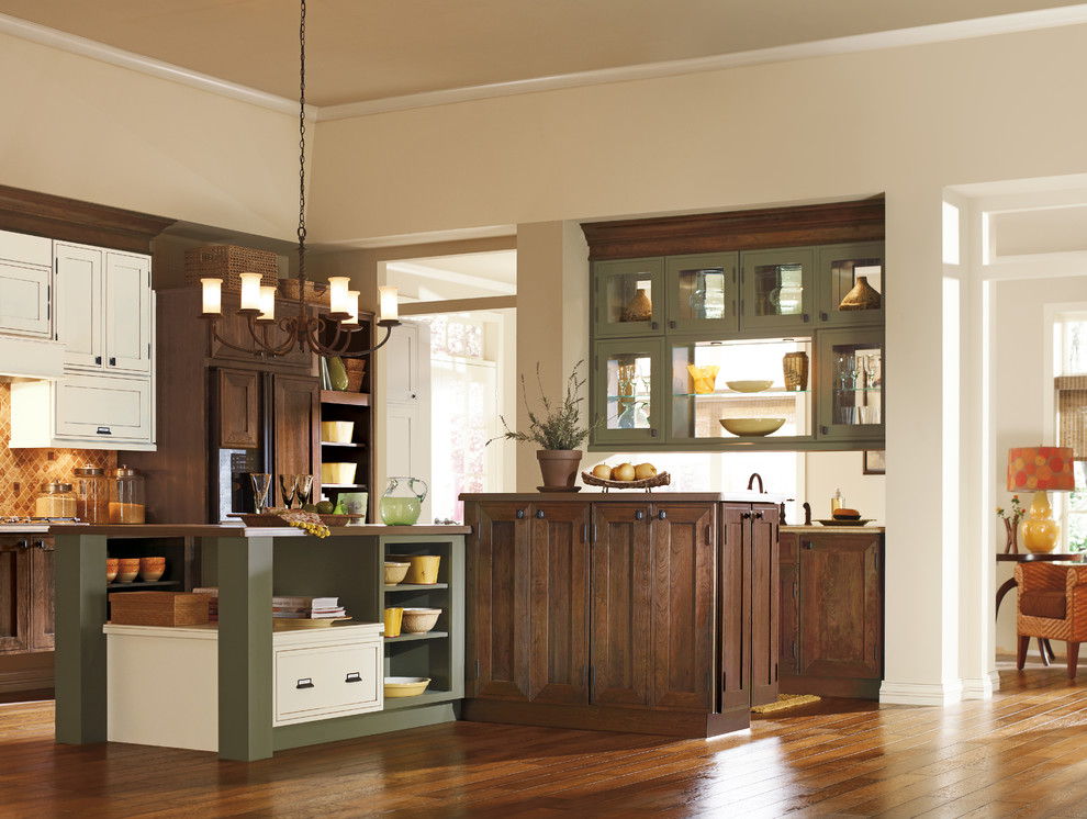 Exempel på ett rustikt brun brunt kök och matrum, med skåp i mörkt trä, stänkskydd i stenkakel, flera köksöar och brunt golv