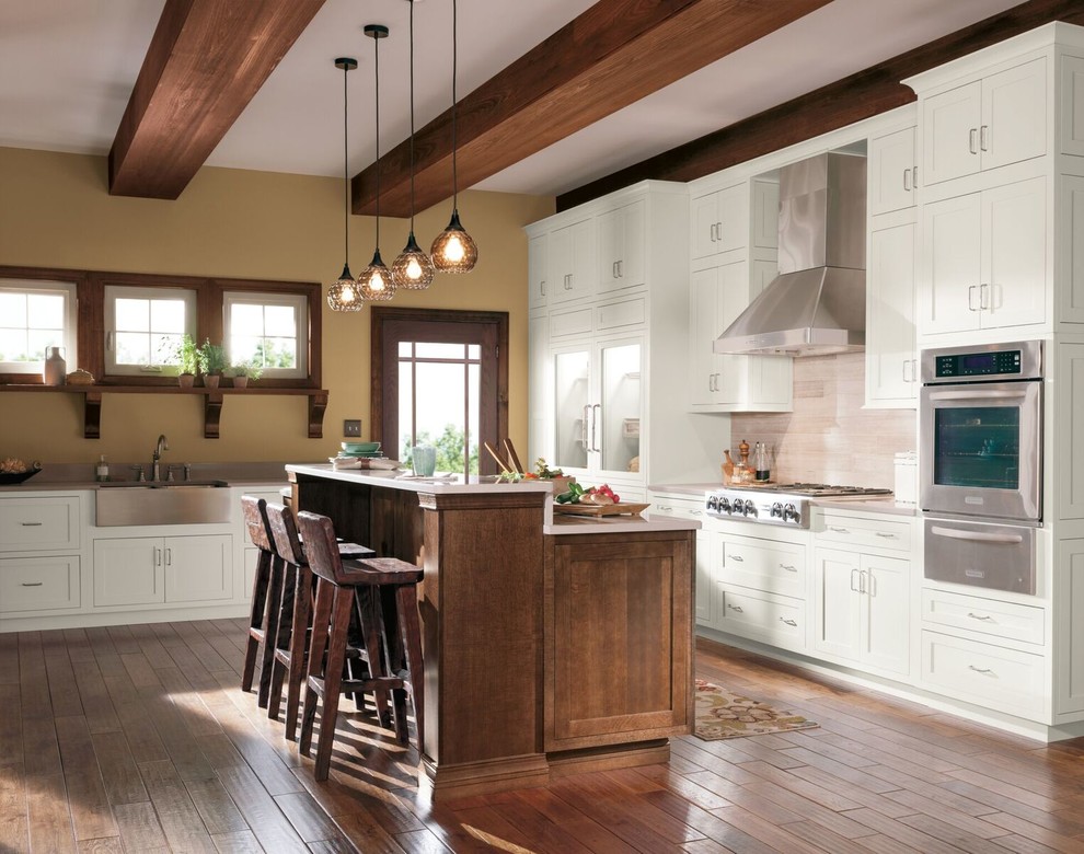 Exempel på ett avskilt, mellanstort klassiskt linjärt kök, med en undermonterad diskho, skåp i shakerstil, skåp i mellenmörkt trä, granitbänkskiva, beige stänkskydd, stänkskydd i porslinskakel, rostfria vitvaror, ljust trägolv, en köksö och beiget golv