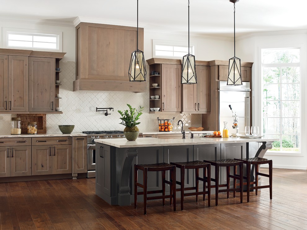 Modern inredning av ett stort kök, med skåp i shakerstil, skåp i slitet trä, granitbänkskiva, vitt stänkskydd, rostfria vitvaror, mellanmörkt trägolv, en köksö och brunt golv