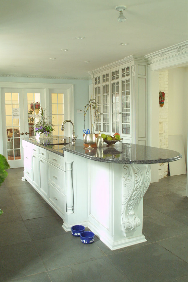 Inspiration för ett stort vintage kök och matrum, med en undermonterad diskho, vita skåp, granitbänkskiva, rostfria vitvaror, klinkergolv i keramik och en köksö