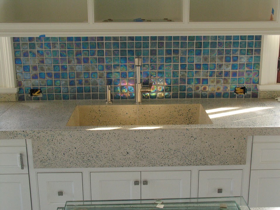 На фото: кухня в стиле модернизм с столешницей из бетона, синим фартуком и фартуком из плитки мозаики
