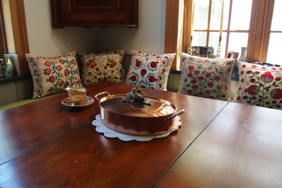 Пример оригинального дизайна: угловая кухня среднего размера в классическом стиле с обеденным столом и фасадами с утопленной филенкой