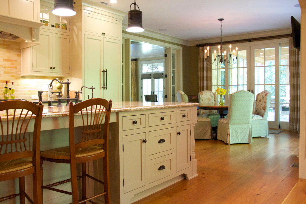 Example of an arts and crafts kitchen design in Louisville