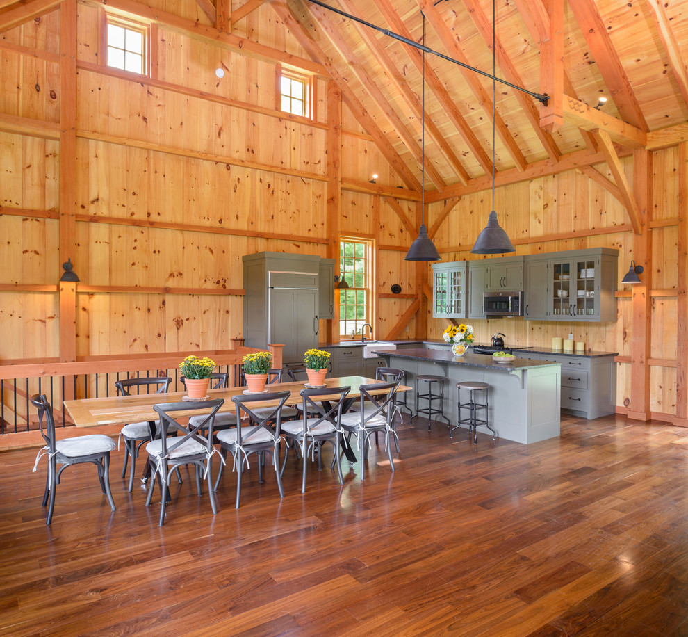 Esempio di una cucina con lavello stile country, ante in stile shaker, ante grigie, top in granito, elettrodomestici da incasso e pavimento in legno massello medio