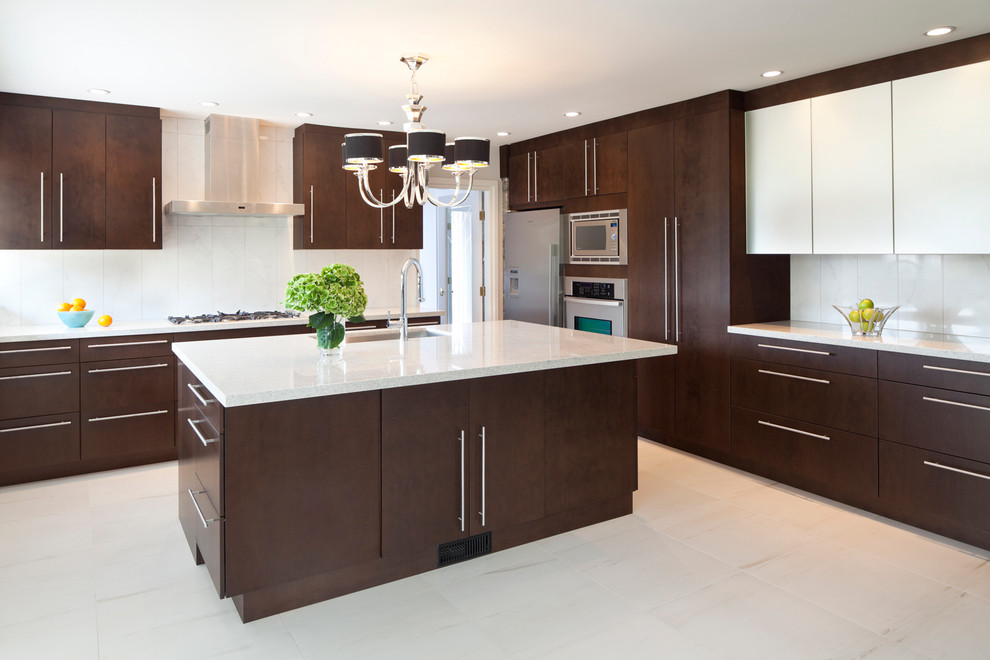 Moderne Küche in L-Form mit flächenbündigen Schrankfronten, dunklen Holzschränken, Küchenrückwand in Weiß und Küchengeräten aus Edelstahl in Vancouver