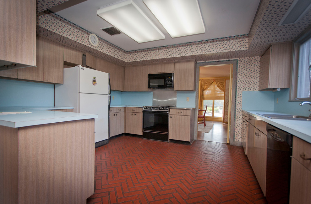 Idéer för att renovera ett avskilt funkis kök, med vita skåp, bänkskiva i kvartsit, blått stänkskydd och tegelgolv