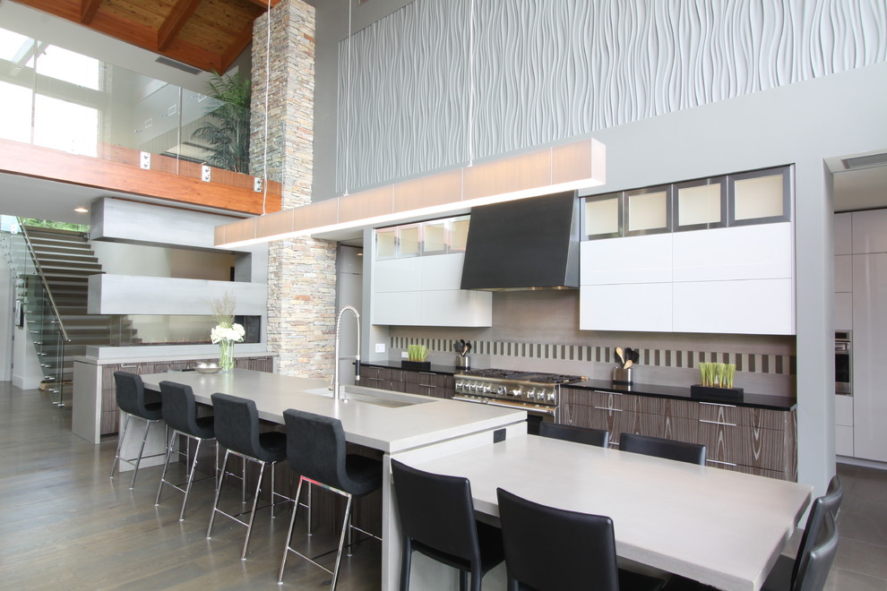 Стильный дизайн: параллельная кухня в современном стиле с обеденным столом, плоскими фасадами, белыми фасадами, серым фартуком, техникой из нержавеющей стали, темным паркетным полом и островом - последний тренд