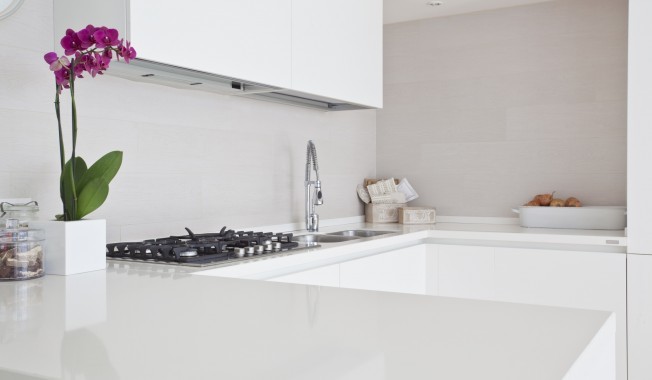 Foto de cocina comedor contemporánea con armarios con paneles lisos, puertas de armario blancas y salpicadero blanco