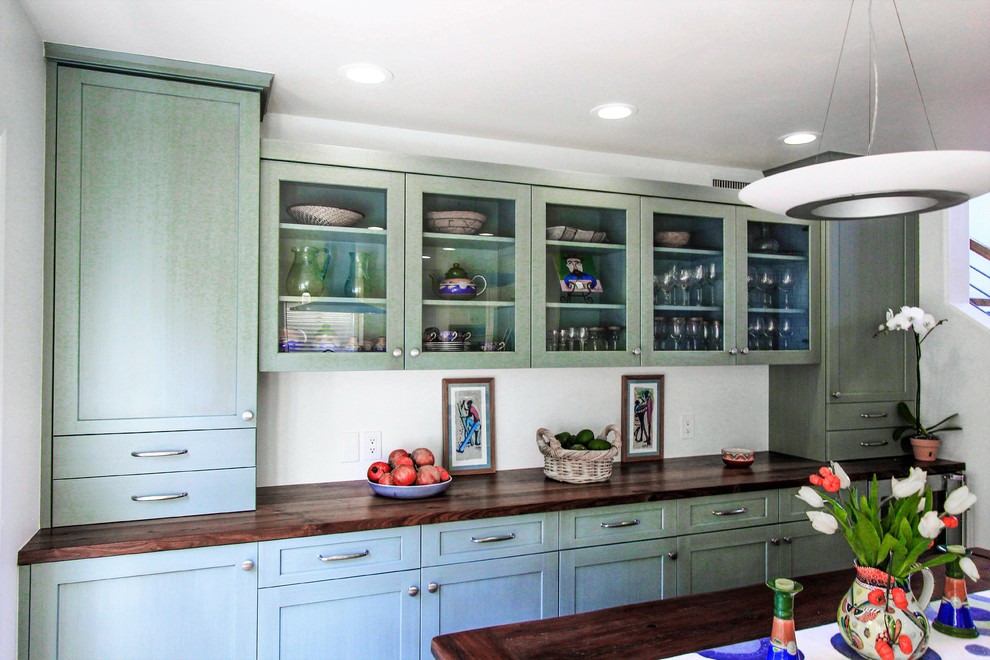 Foto di una cucina classica con ante con riquadro incassato, ante verdi e top in legno
