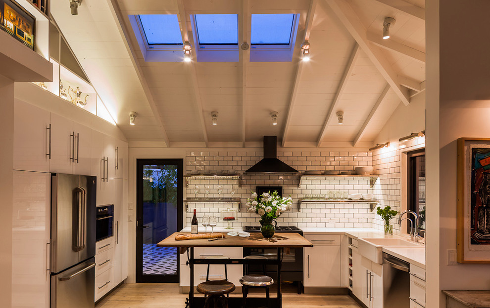 Ejemplo de cocina ecléctica con salpicadero de azulejos tipo metro y fregadero sobremueble
