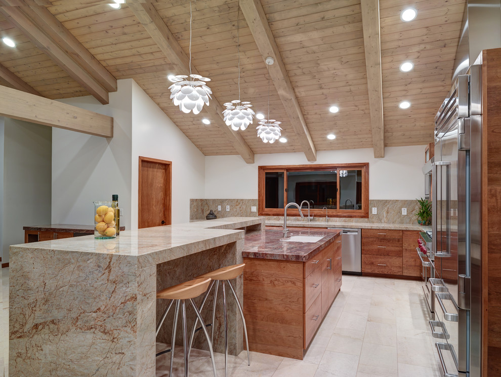 Cette image montre une grande cuisine design en L et bois brun avec un placard à porte plane et îlot.