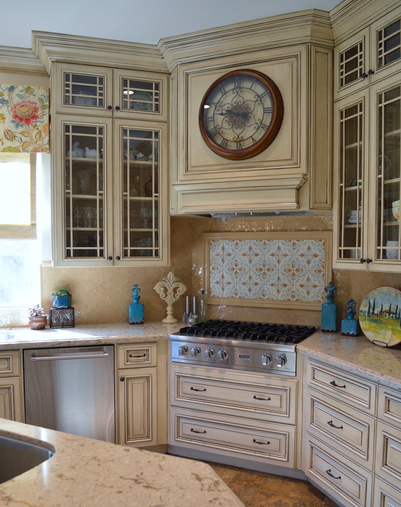 Inredning av ett klassiskt stort flerfärgad flerfärgat kök, med luckor med upphöjd panel, beige skåp, bänkskiva i kvarts, beige stänkskydd, stänkskydd i keramik, rostfria vitvaror, kalkstensgolv, en köksö, brunt golv och en undermonterad diskho