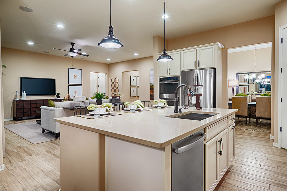 Moderne Küche mit Küchengeräten aus Edelstahl und Kücheninsel in Denver