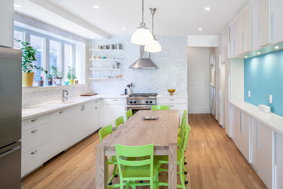 Immagine di una cucina contemporanea con ante lisce, ante bianche, paraspruzzi bianco, paraspruzzi con piastrelle a mosaico e pavimento in legno massello medio