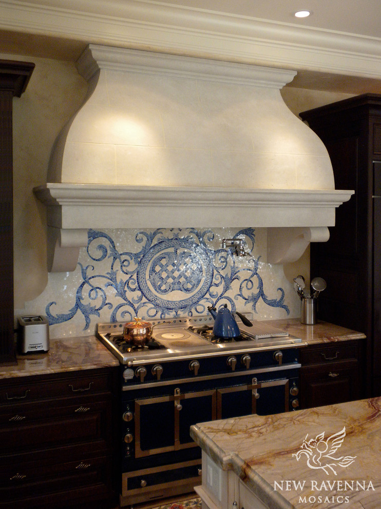 Klassische Küche mit Küchenrückwand in Blau und Rückwand aus Mosaikfliesen in Washington, D.C.