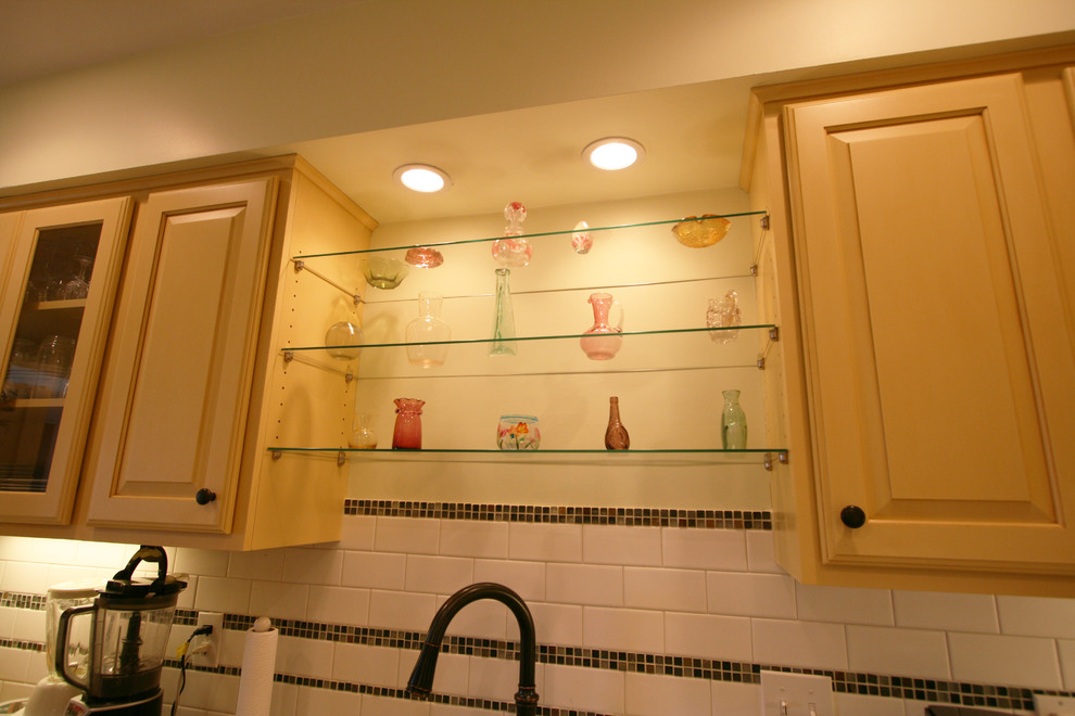 Exempel på ett litet klassiskt kök, med luckor med upphöjd panel, gula skåp, granitbänkskiva, vitt stänkskydd och stänkskydd i keramik