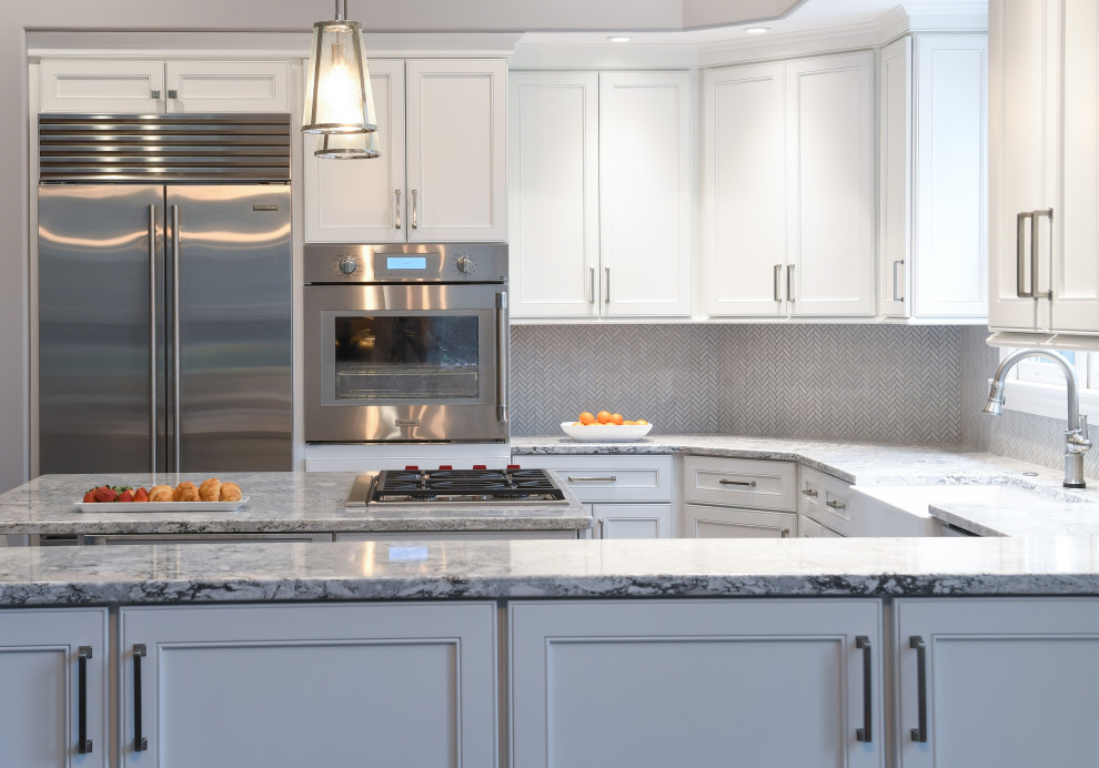 Bild på ett stort vintage flerfärgad flerfärgat kök, med en rustik diskho, släta luckor, vita skåp, bänkskiva i koppar, grått stänkskydd, stänkskydd i porslinskakel, rostfria vitvaror, en köksö och brunt golv