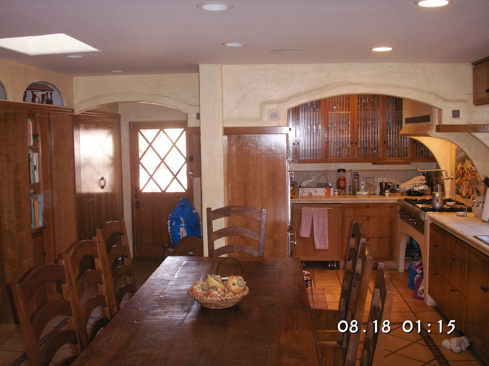 Bild på ett stort amerikanskt kök, med en dubbel diskho, släta luckor, skåp i mellenmörkt trä, kaklad bänkskiva, flerfärgad stänkskydd, stänkskydd i keramik, rostfria vitvaror och klinkergolv i keramik
