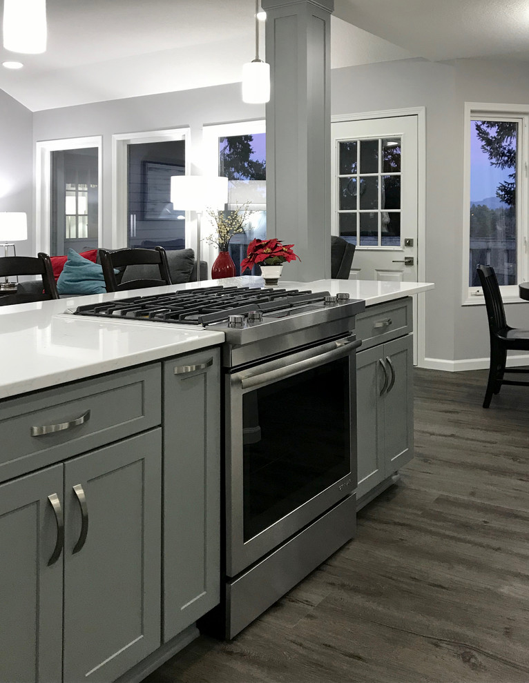 Idéer för att renovera ett stort funkis vit vitt kök, med en undermonterad diskho, skåp i shakerstil, grå skåp, bänkskiva i kvarts, grått stänkskydd, stänkskydd i keramik, rostfria vitvaror, mellanmörkt trägolv, en köksö och grått golv