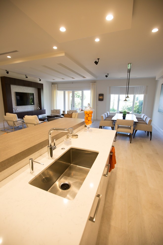 Foto di una cucina moderna di medie dimensioni con lavello a vasca singola, top in quarzo composito, parquet chiaro, pavimento beige, top bianco e elettrodomestici in acciaio inossidabile