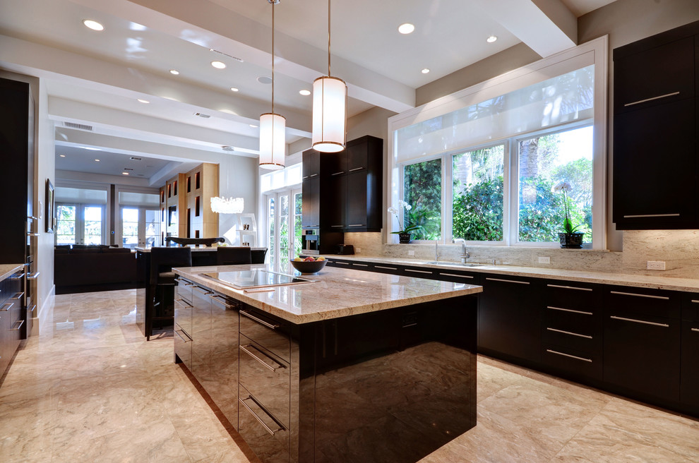 Modern inredning av ett stort kök, med en undermonterad diskho, släta luckor, svarta skåp, granitbänkskiva, beige stänkskydd, stänkskydd i sten, rostfria vitvaror, marmorgolv och en köksö