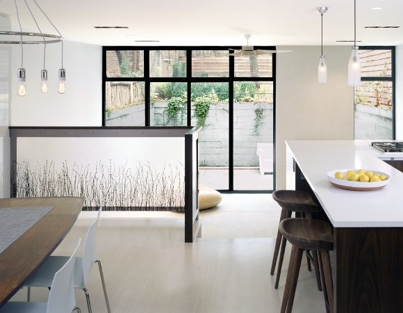 Immagine di una cucina minimalista di medie dimensioni con lavello sottopiano, ante in legno bruno, top in quarzo composito, paraspruzzi marrone, elettrodomestici bianchi e parquet chiaro